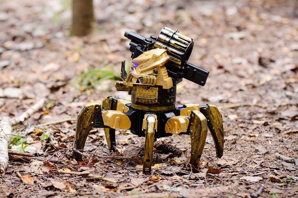 Робот-паук двигался и стрелял игрушечными снарядами, как в пистолетах-нерфах
