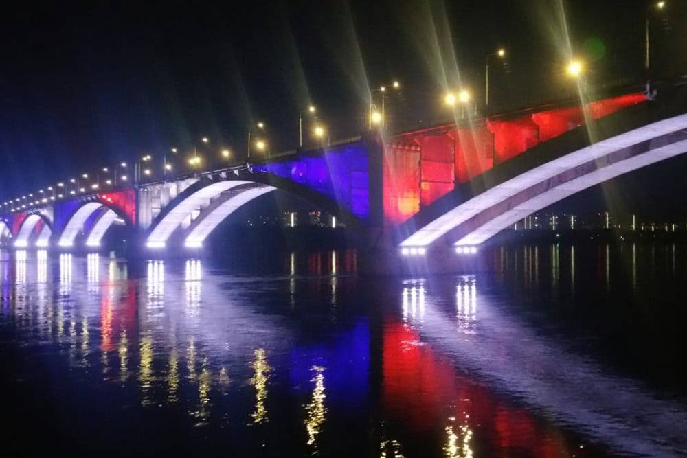 Многие здания и мосты в Красноярске подсвечиваются. По мнению мэрии, зимой это поднимает настроение жителям