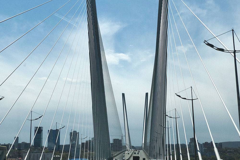Мост на мыс Чуркина соединяет некогда отдаленный район с центром города. С главной городской площади получаются потрясающие фотографии на фоне моста