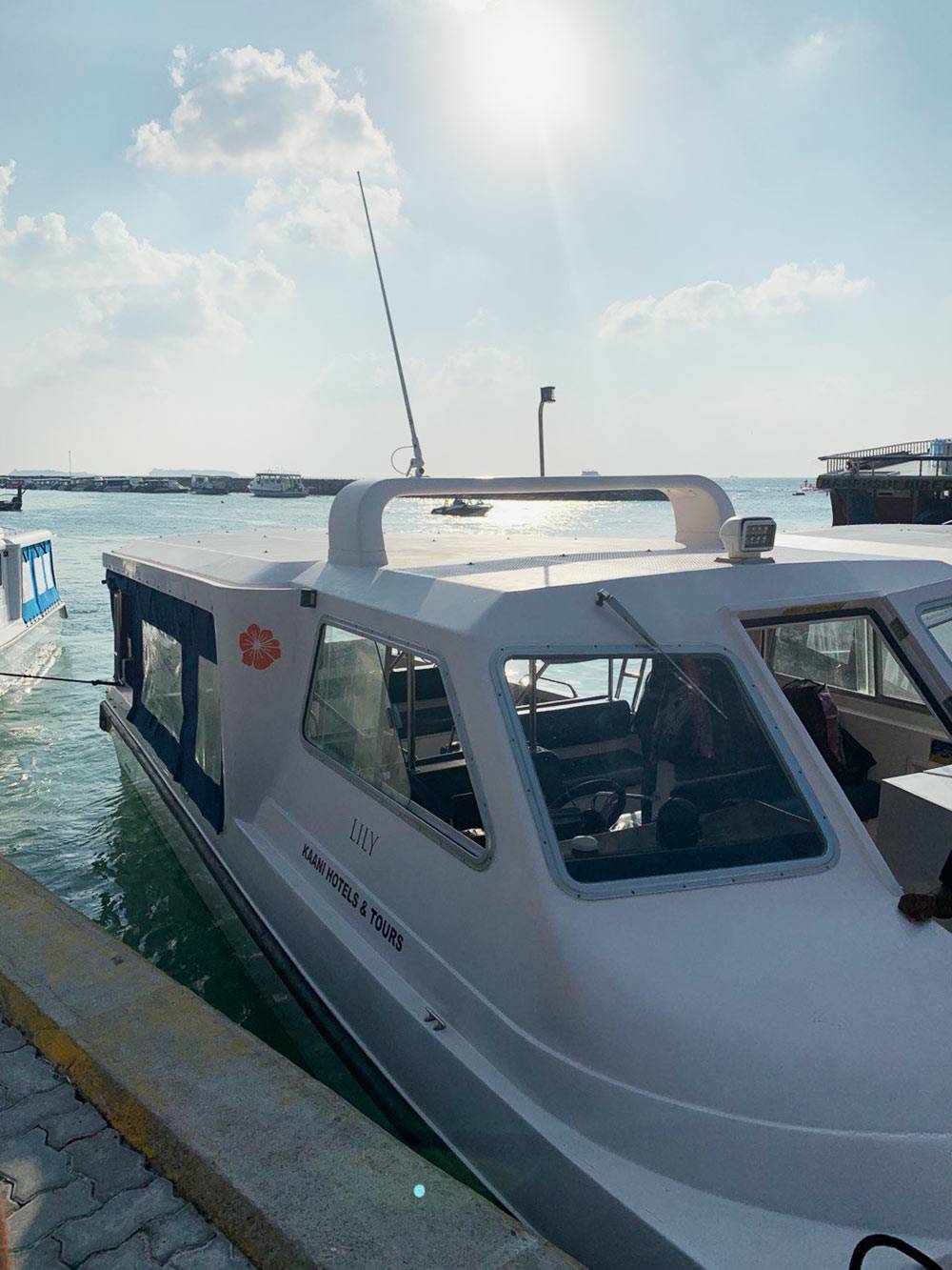 На таких скоростных лодках местные и туристы ездят с острова на остров