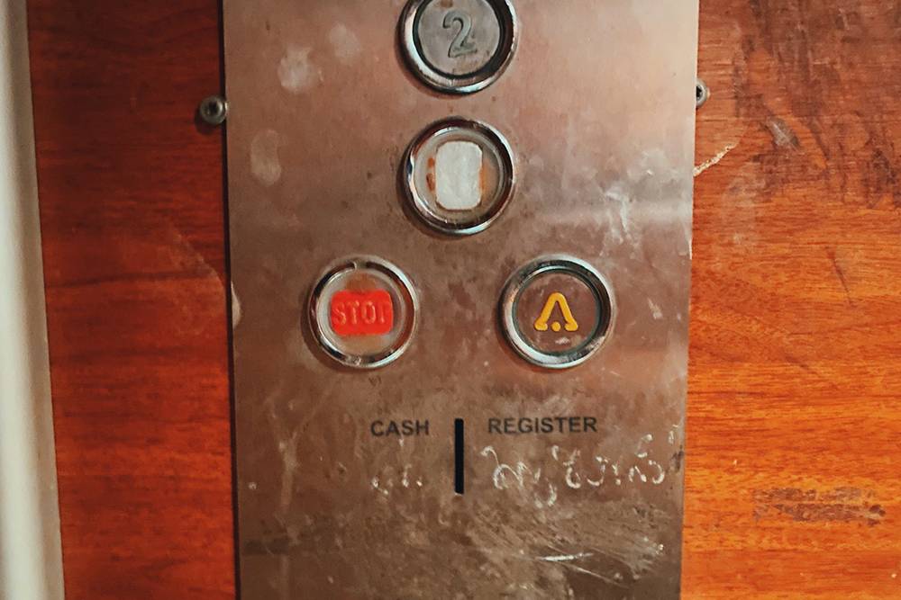 Щель для&nbsp;тетри, чтобы оплатить поездку в лифте