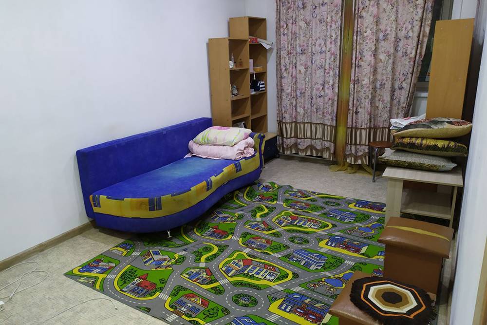 Раньше в квартире был частный детский сад — ковер и мебель достались мне от них. В столе обнаружились тонны пластилина и каких-то круп, из которых дети делали поделки
