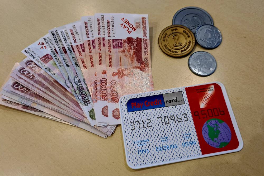 Игрушечные банкноты, монеты и пластиковая карта выглядят почти как настоящие: сыну будет легко потом перейти на счет настоящих денег