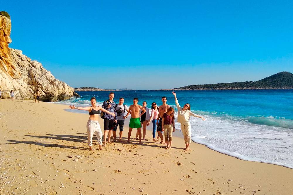 Команда трипа на пляже Капуташ. Как обычно, 9 человек из 10