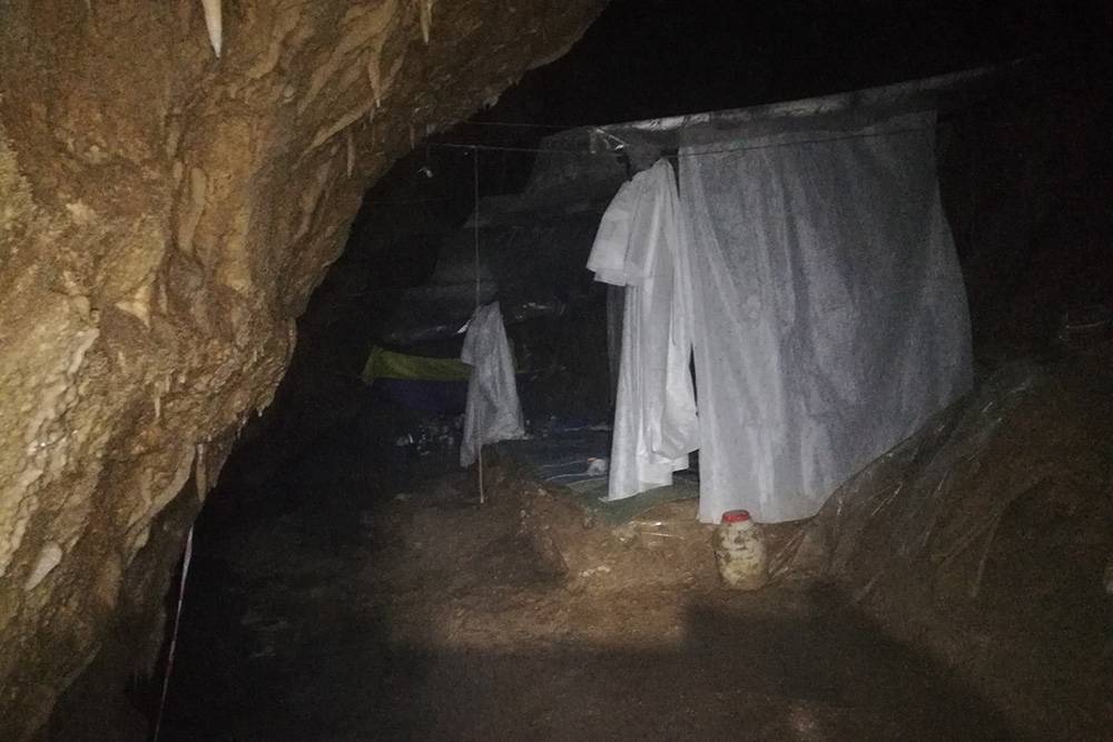 Так выглядел простейший вариант палатки в пещере в Абхазии: только стены из ткани и потолок