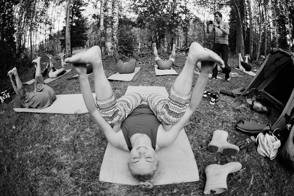Во время экосплава в Карелии инструктор по йоге бесплатно проводила для&nbsp;нас занятия. Источник: Борис Егоров