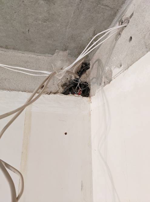 В процессе демонтажа вылезли неприятные скрутки на электрических проводах, которые были сделаны предыдущими строителями 16 лет назад