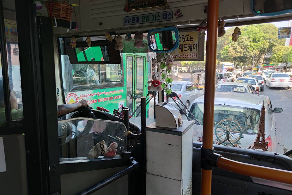 В автобусе в Янгоне