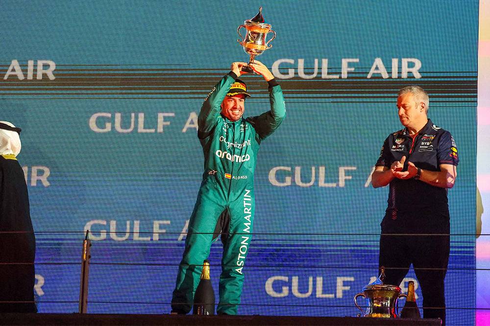Фернандо Алонсо держит трофей за третье место на Гран-при Бахрейна. Источник: NurPhoto&nbsp;/ Getty Images