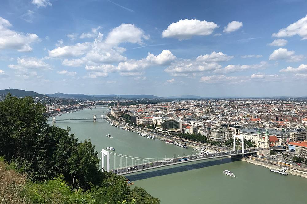 Вид на Будапешт с горы Геллерт. Слева от Дуная холмистая часть города — Буда, а справа равнинный Пешт