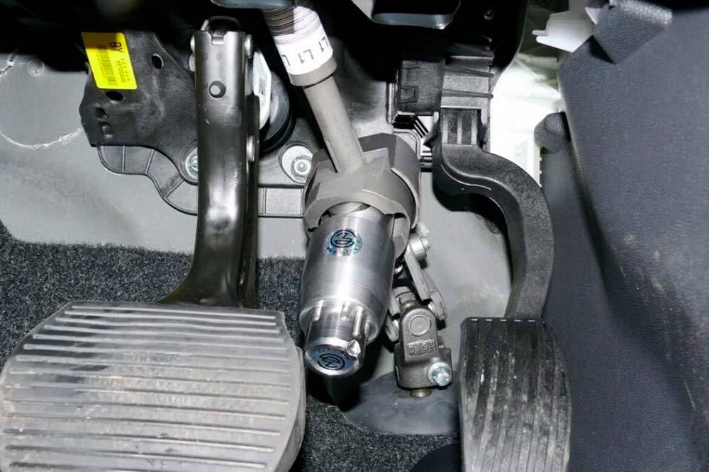 «Перехват» устанавливают на рулевой вал. При вращении руля устройство упирается в педали