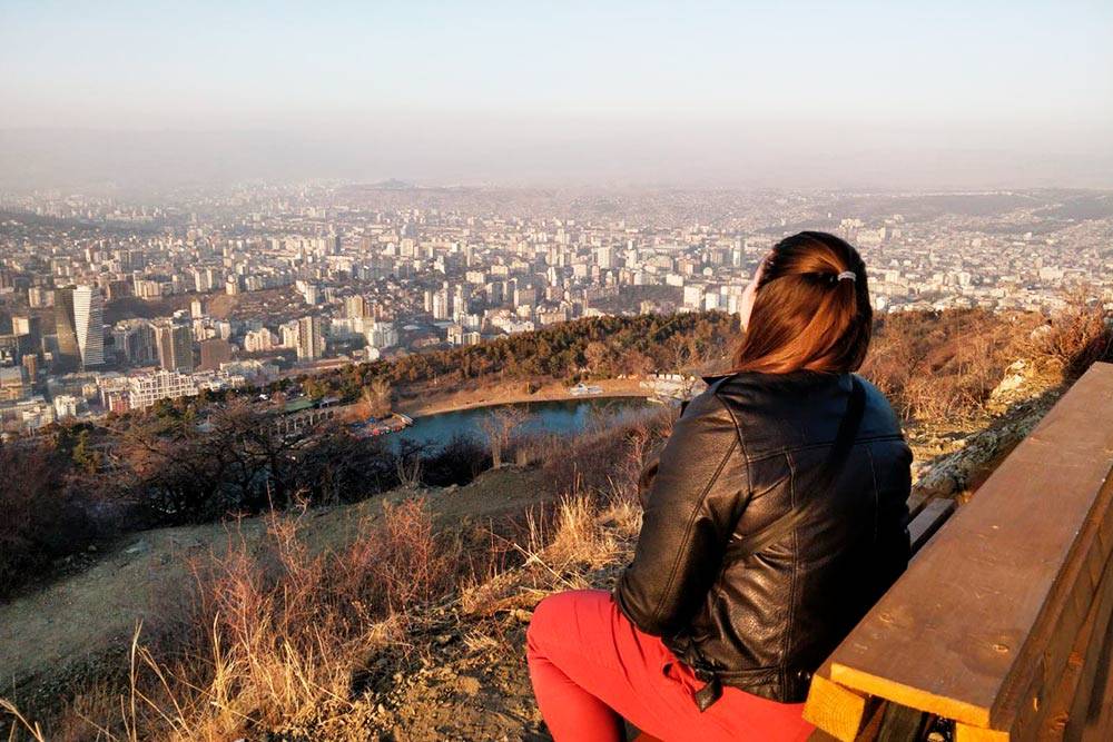 Прямо в Тбилиси можно подняться в горы. Это вид на Черепашье озеро