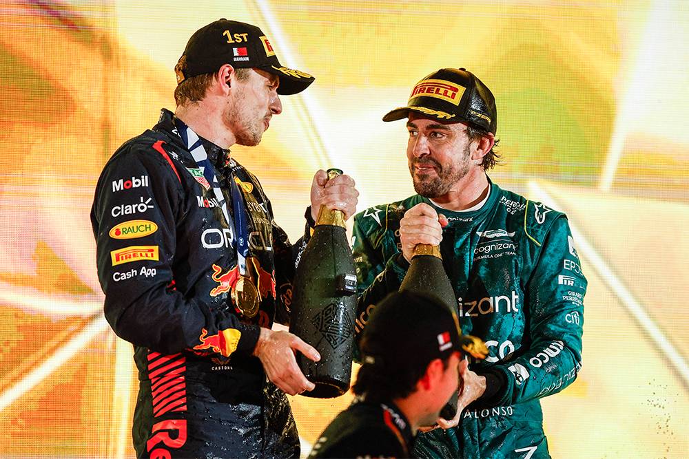 Макс Ферстаппен и Фернандо Алонсо после Гран-при Бахрейна 2023&nbsp;года. Источник: NurPhoto&nbsp;/ Getty Images