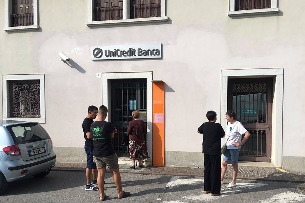 Маленькое отделение банка и банкомат в Ламоне
