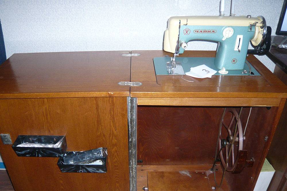Моя швейная машинка с ножным приводом. Справа муж прикрепил ручное колесо