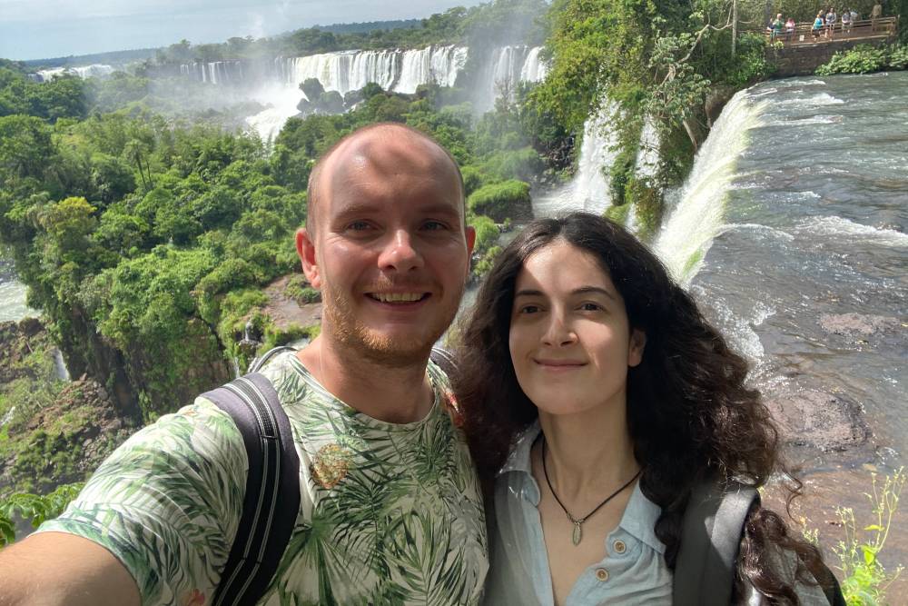 Водопады Игуасу — самая большая система водопадов в мире. Это наш первый визит в другой регион страны. В аэропорт мы поехали сразу с последнего экзамена летней сессии