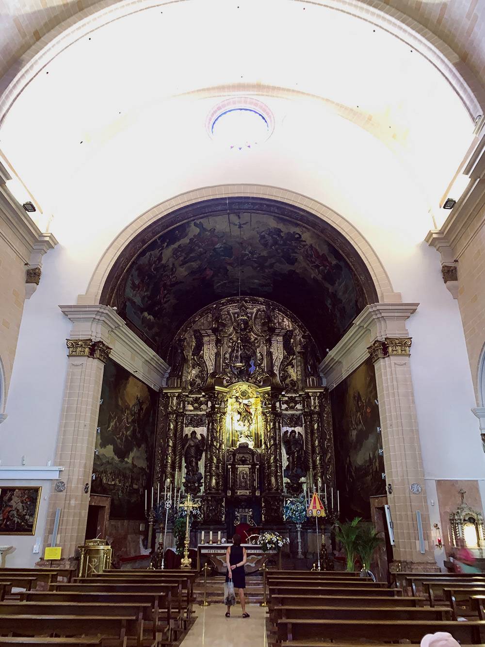 Все церкви на Мальорке бесплатные для посещения. В эту зашли, потому что она названа в честь моего тезки — святого Николая