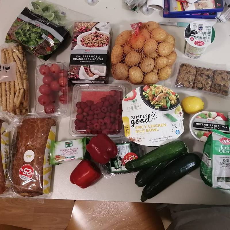 Вот пример моих покупок в социальном маркете. Столько продуктов я забрала за 8 € (632 <span class=ruble>Р</span>)