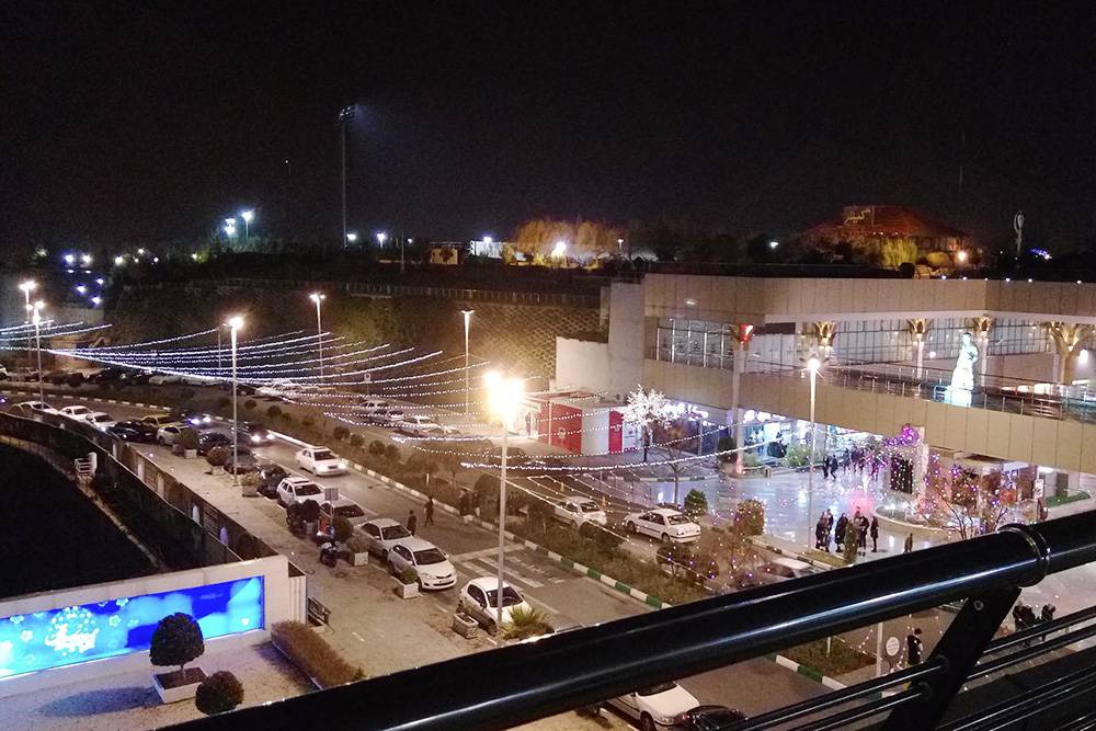 Вид на город в вечернее время с балкона четвертого этажа лобби, где расположен концертный зал