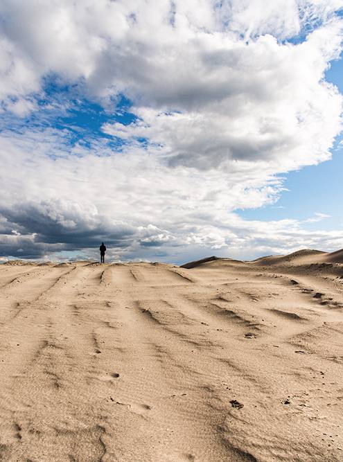 В Челябинской области есть карьеры, которые напоминают пустыню. Спускаешься — а со всех сторон песок