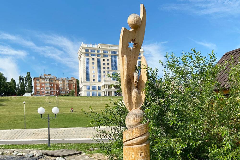 Деревянная скульптура священной птицы Иненармунь — одного из символов чемпионата мира по футболу 2018&nbsp;года