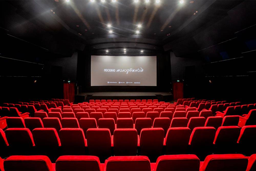 Все 13 кинотеатров сейчас не работают, в залах пусто