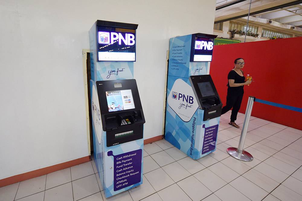 Банкоматы банка PNB в супермаркете в Давао