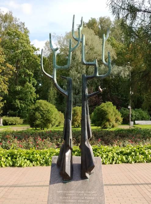 «Примирение» — одна из немногих серьезных скульптур Зеленогорска. Памятник представлен в виде стволов советского и финского оружия, из которых растут ветви деревьев, и символизирует мир и дружбу между Россией и Финляндией