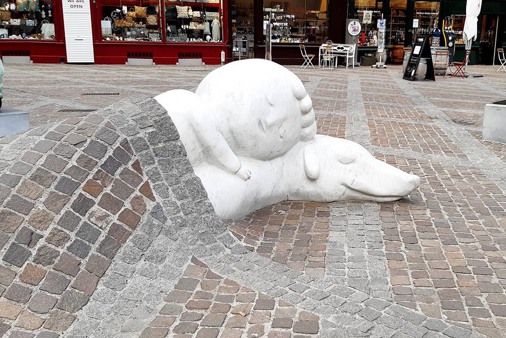 А эта очень милая скульптура в центре Антверпена посвящена истории фламандского мальчика Нелло и его пса по кличке Патраш. Именно так — в обнимку и на холодном каменном полу — они провели рождественскую ночь в Антверпенском соборе. А наутро их нашли замерзшими насмерть