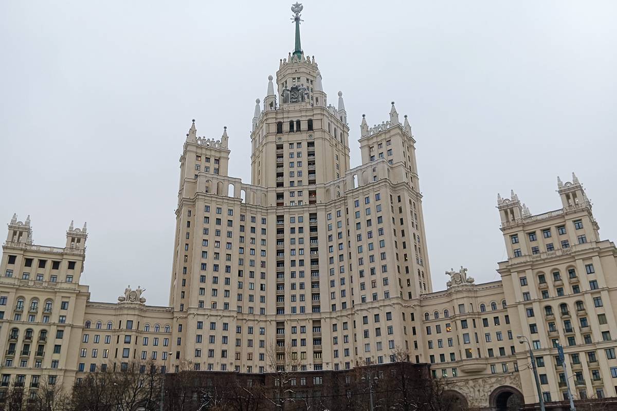 В пасмурную погоду снимки получаются с естественной цветопередачей и приличной яркостью