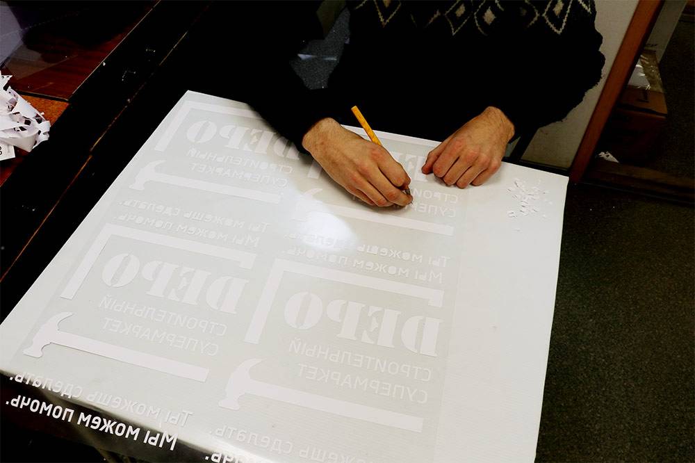 Часть работы до сих пор приходится делать руками. Например, здесь специалист убирает лишние элементы из трафарета