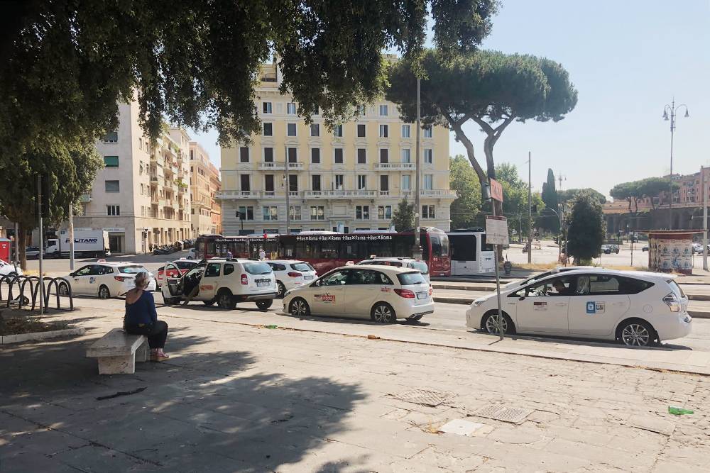 Машины городского сервиса такси, Roma Samarcanda, паркуются на оживленных улицах