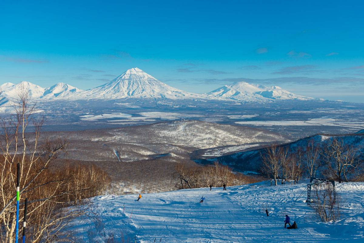 С курорта «Гора Морозная» открывается прекрасный вид на вулканы, например Авачинский и Корякский. Фото:&nbsp;Aleks Spb&nbsp;/ Shutterstock