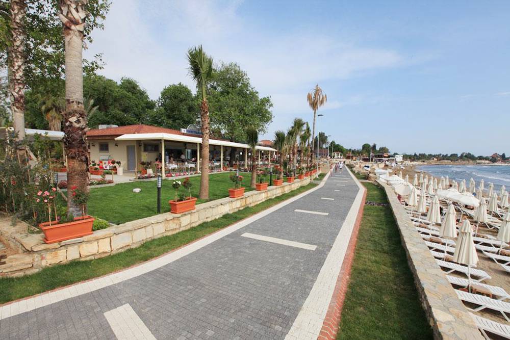 Набережная, по которой туристы стекаются в Сиде из сотен отелей на побережье