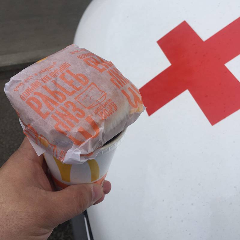 Сотрудник скорой помощи поделился во Вконтакте фотографией чизбургера и колы, которые получил в «Макдональдсе»