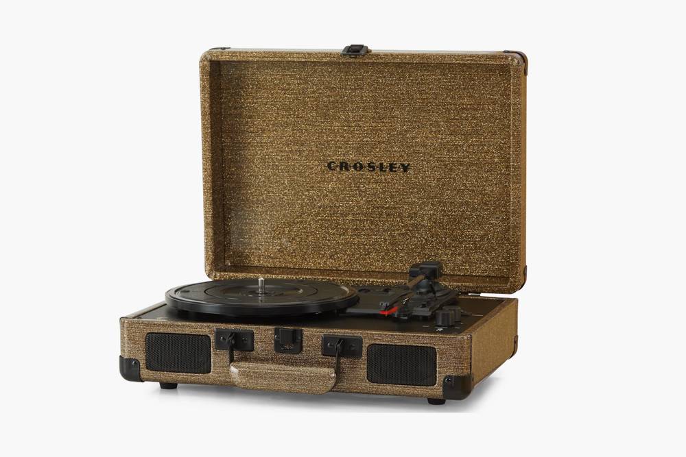 Crosley Cruiser Plus можно брать с собой к друзьям не беспокоясь об акустике, главное — захватить пластинки и сетевой адаптер. Обойдется такой в 10 000 <span class=ruble>Р</span>