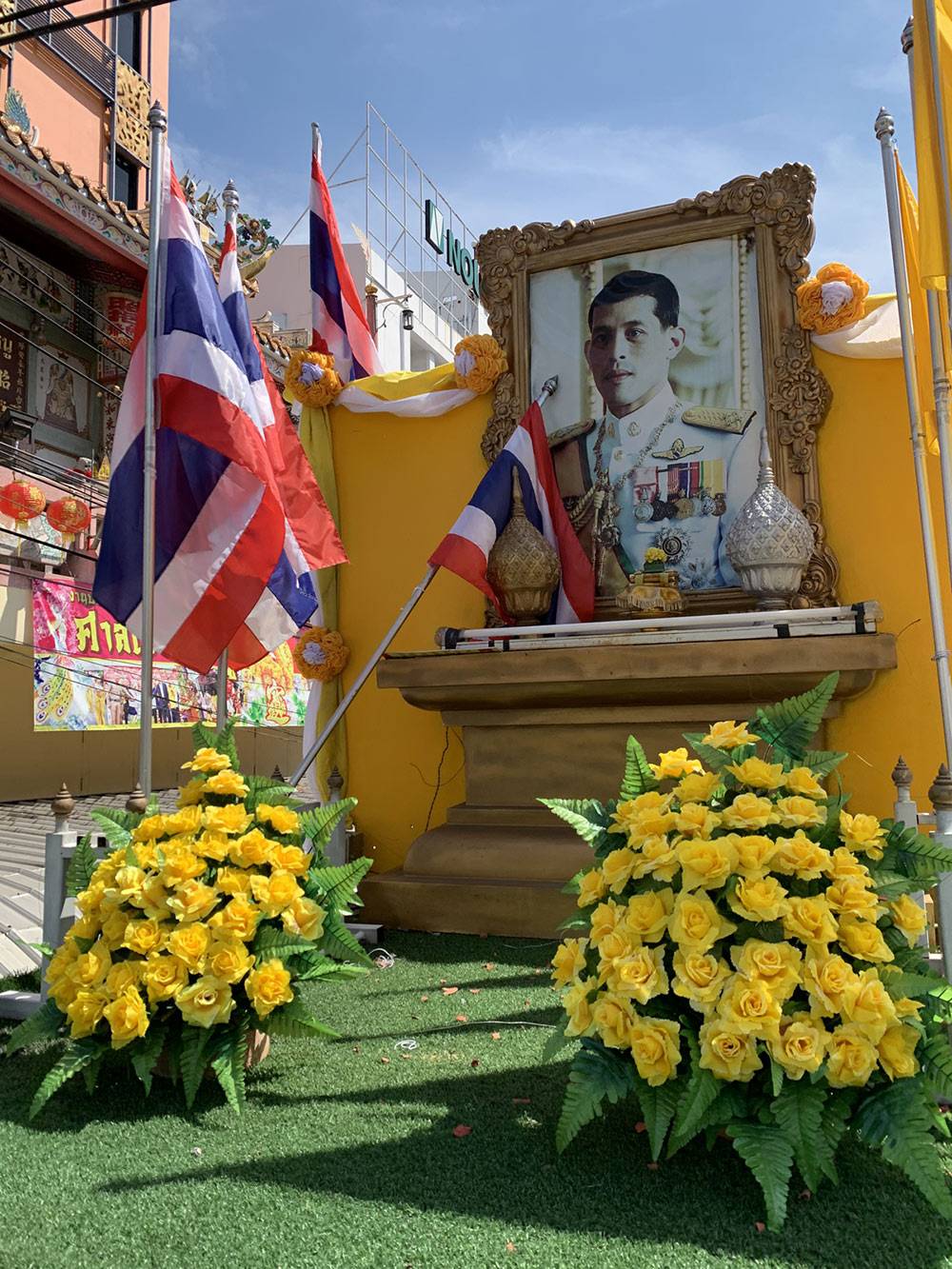 На улицах города можно увидеть очень много фотографий короля Таиланда — его зовут Маха Вачиралонгкорн