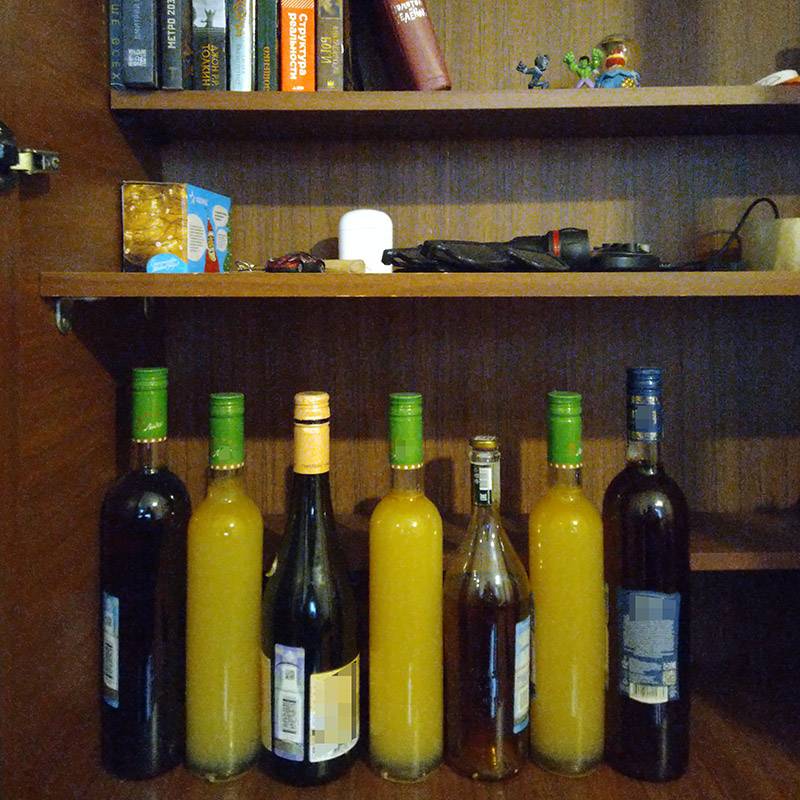 Здесь три бутылки бехеровки, настойка с лаймом — она третья справа — и три желтых аранчелло. Стоят эти настойки с декабря 2020&nbsp;года