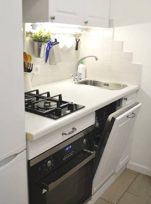 Узкая посудомойка тоже подойдет для небольшой кухни. Источник: kitchendecorium.ru