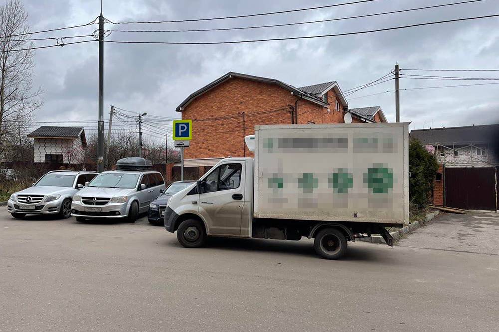 Заблокировали машину во дворе