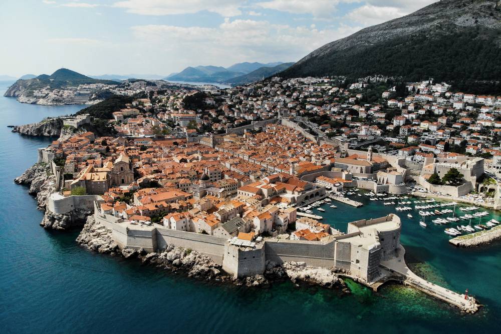 Старый город Дубровника. Современность снимка выдают только яхты