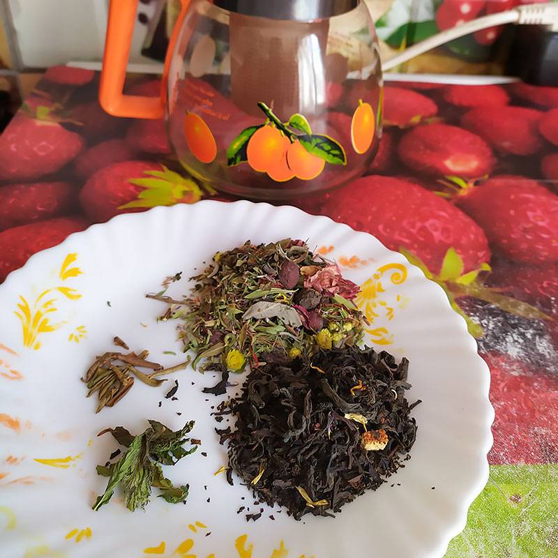 Заварка для&nbsp;чая: черный чай, смесь горных трав, саган-дайля и мята