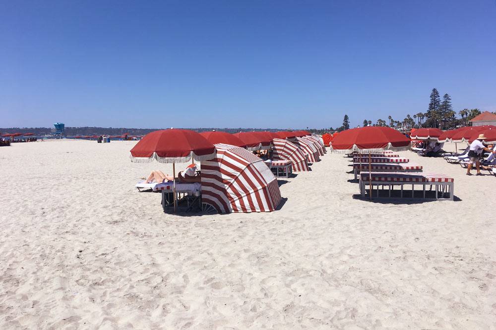 На пляже рядом с отелем стоят ряды шезлонгов, на&nbsp;которых можно отдохнуть. Арендовать шезлонг можно за 25 $, а&nbsp;зонтик — за&nbsp;30&nbsp;$