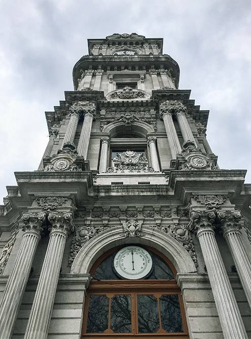 Часы башни изготовил известный французский часовой дом Жан-Поля Гарнье