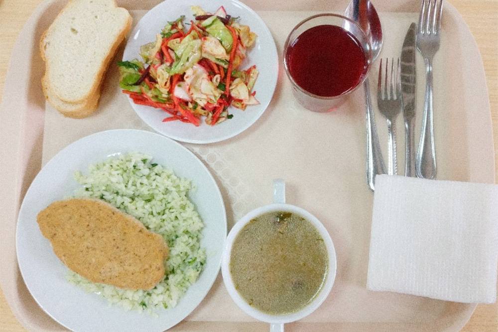 Обед в столовой Политеха. Уха, рыбная котлета, рис со шпинатом, три куска хлеба, салат из моркови, капусты и перца и компот