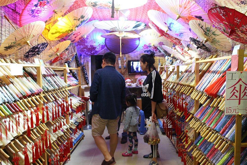Традиционные зонтики ручной работы в провинции стоят около 50 Ұ. В Китае до сих пор используют зонт как защиту от солнца, чтобы кожа не загорала