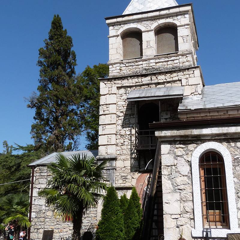 Каманский монастырь — это современная постройка с имитацией старины