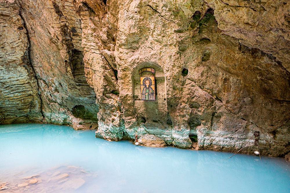 Озеро Провал. Икона освящает воду. Автор: S.O.E / Shutterstock