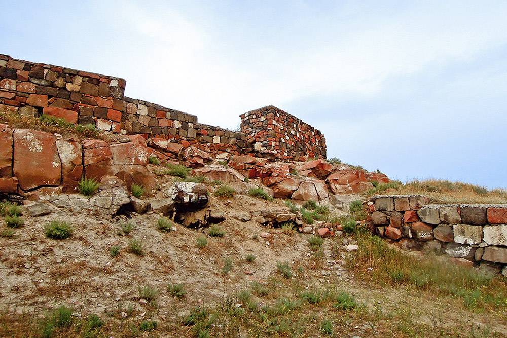 На территории бывшей крепости сохранились фрагменты стен и некоторые крупные объекты. Источник:&nbsp;«Адвантур»