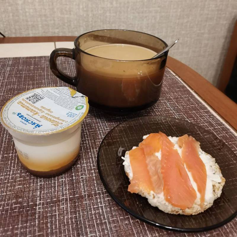 На завтрак сегодня хлебец с рыбой и творожным сыром и панакота